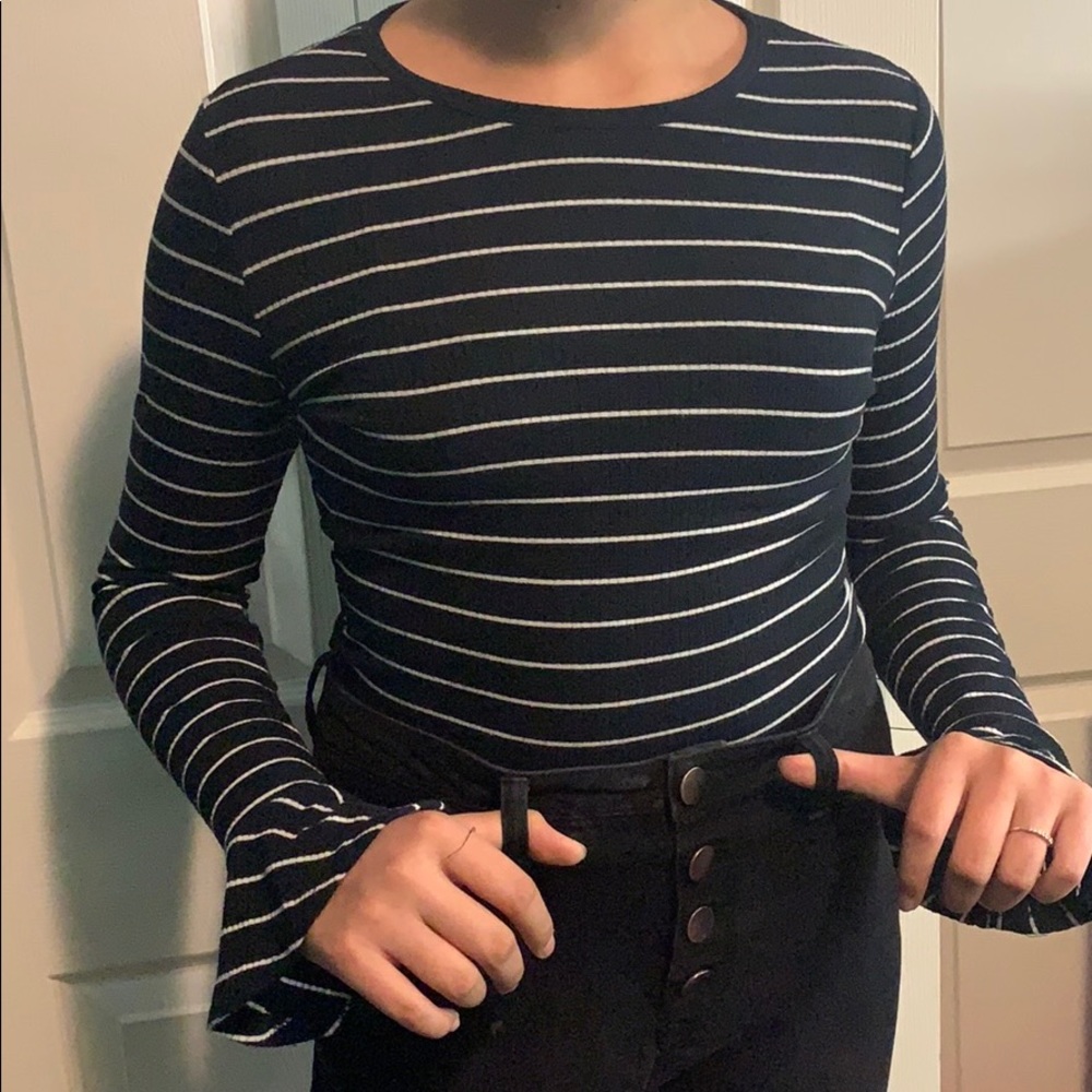 Long sleeve stripe top.